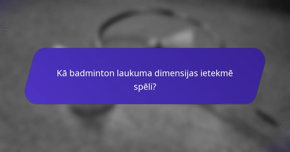 Kā badminton laukuma dimensijas ietekmē spēli?